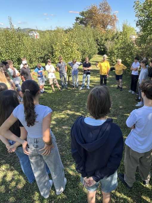 Klasse beim Outdoor Spiel