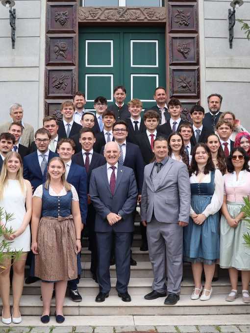 Klassenfoto mit Direktor und Lehrer:innen