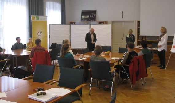 Schüler und Lehrer sitzen bei einer Konferenz unf besprechen die Inhalte einer gesunden Schule