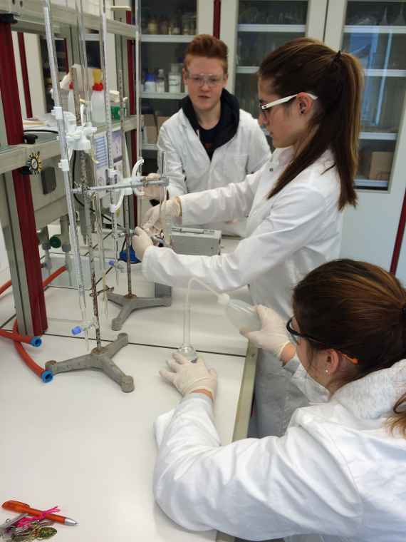 Schülerinnen und Schüler im Chemie Labor