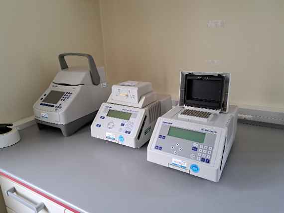 PCR Geräte auf einen Arbeitstisch
