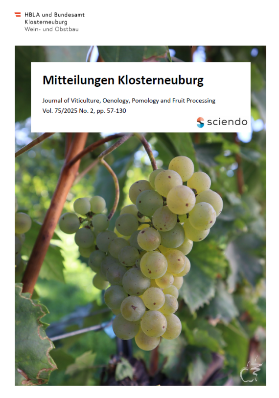 Titelbild Mitteilungen Klosterneuburg 2025/2 - Auf dem Cover sind grün-gelbliche Weintrauben zu sehen.