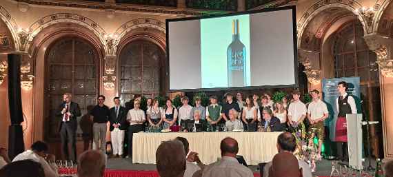 Gruppenfoto mit Schüler:innen und Absolvent:innen unserer Schule