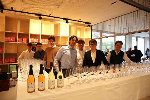 Schüler des 4. Jahrgangs bei der Betreuung der Bar