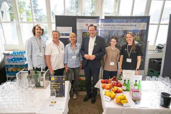 Mitarbeitergruppe mit BM Totschnig