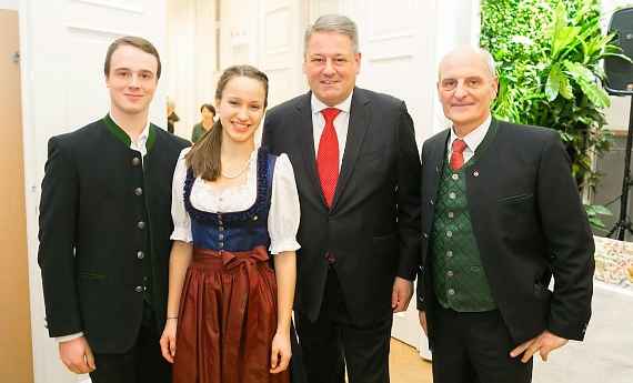 Schülerin und Schüler mit Direktor Eder und Minister Rupprechter
