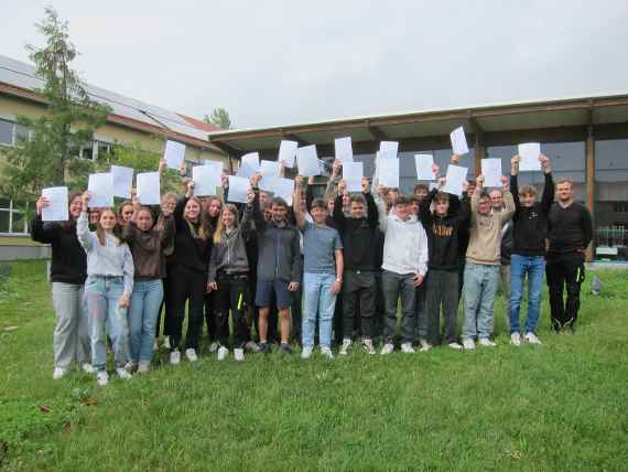 Schüler:innen mit ihren Zertifikaten