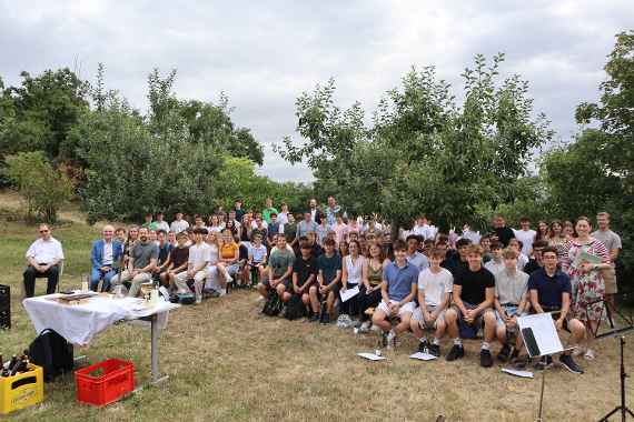 Schulgemeinschaft im Schulgarten
