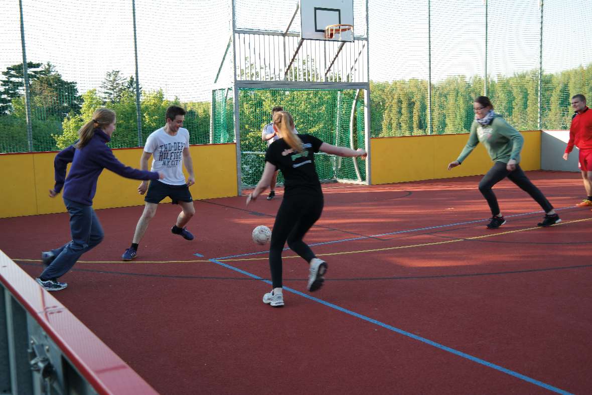 Fußballspielen am Sportplatz