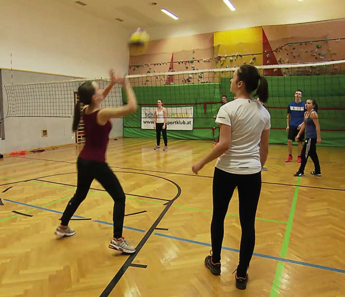 Volleyballspielen im Turnsaal