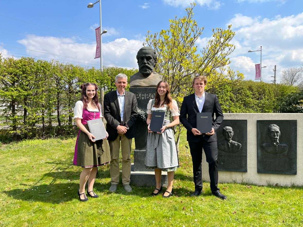 Schülergruppe (Weissmann, Ungersböck, Valachovic) mit Prof. Regner