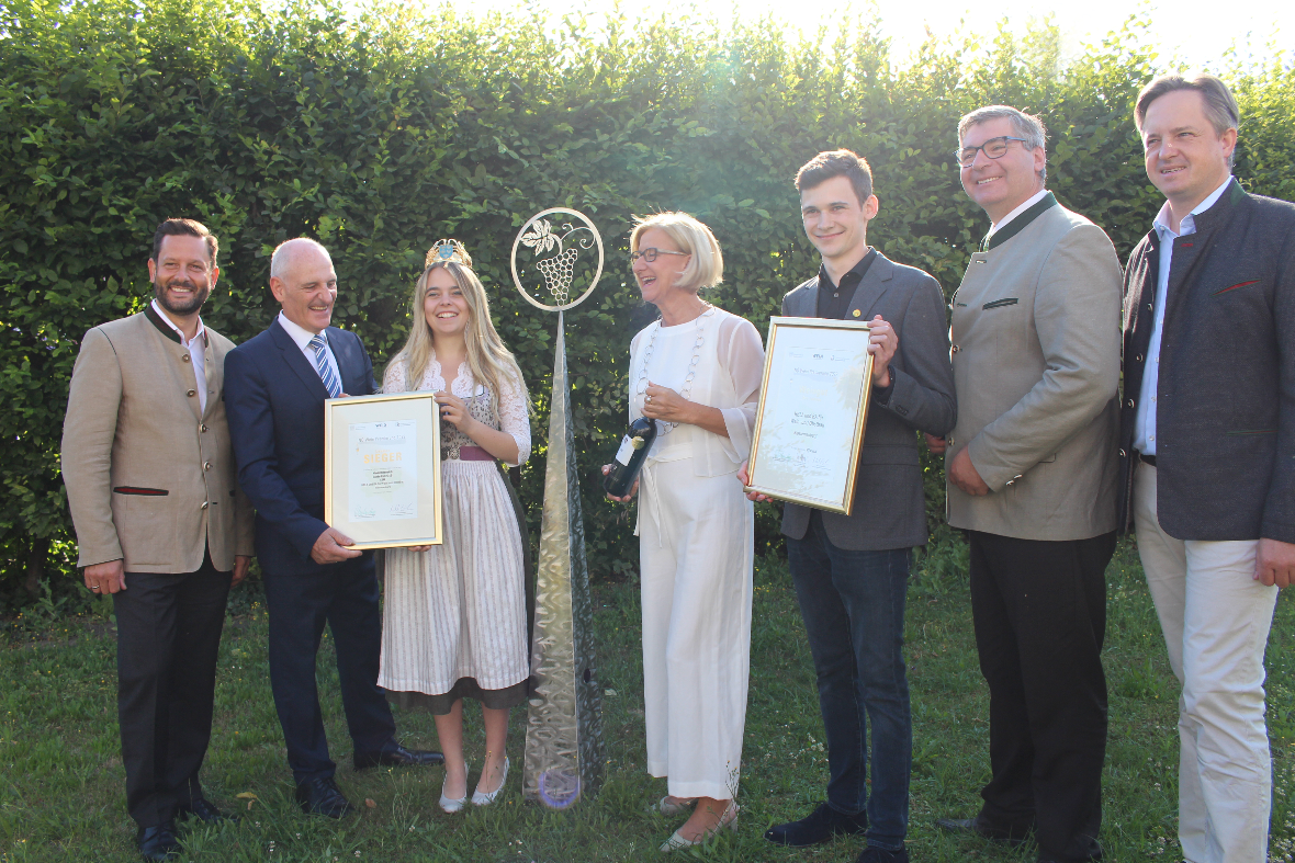 Gruppenfoto mit Weinkönigin Sophie Hromatka und Mario Strauß (Betriebsleiter)