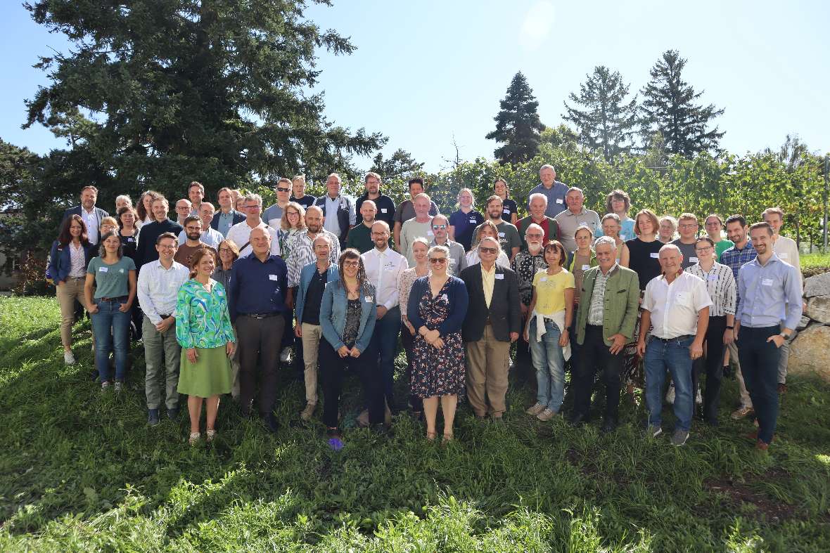 Gruppenbild mit Teilnehmern und Teinehmerinnen