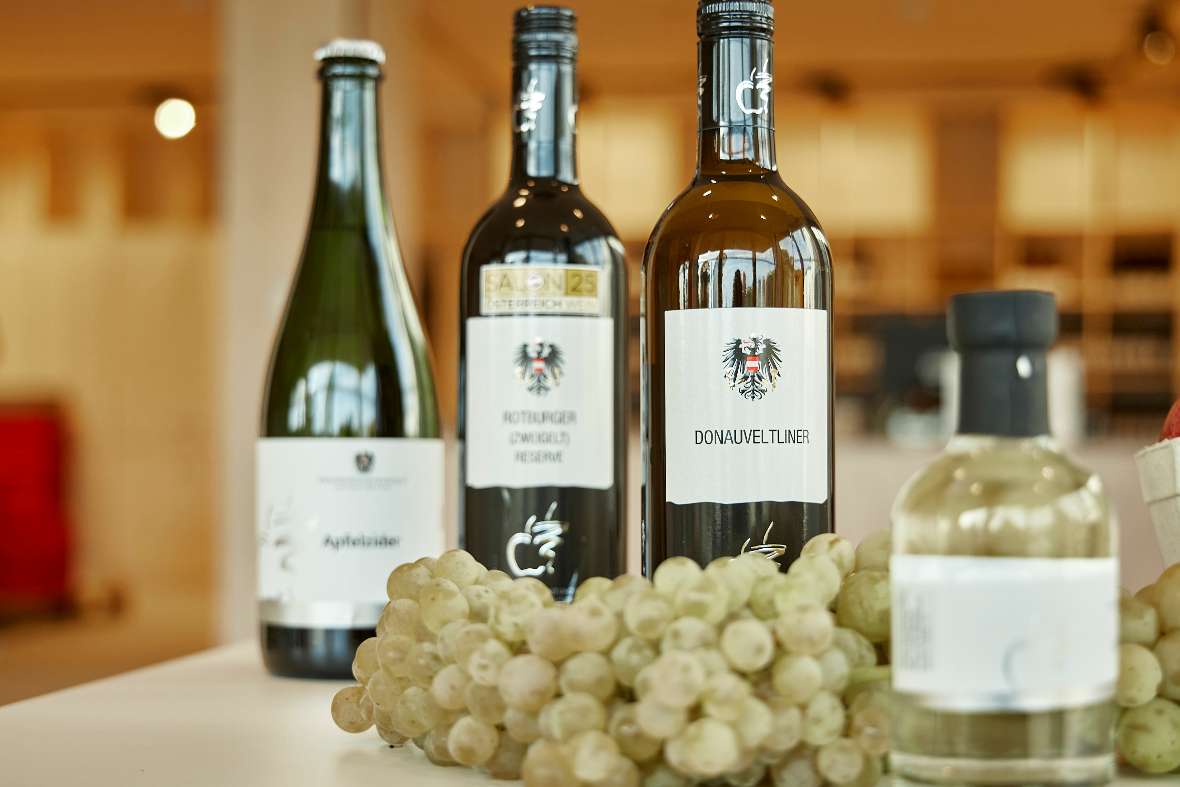 Auswahl aus dem Sortiment; Wein, Saft, Obst
