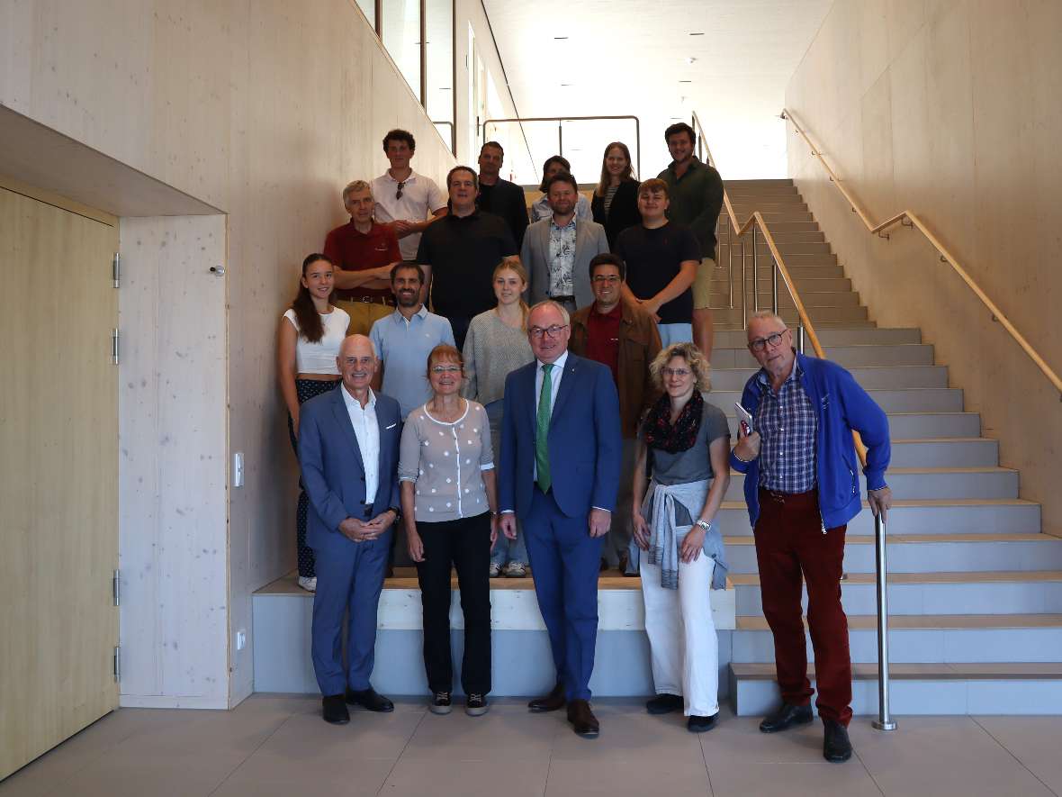 Gruppenfoto in der Eingangshalle des ZWO