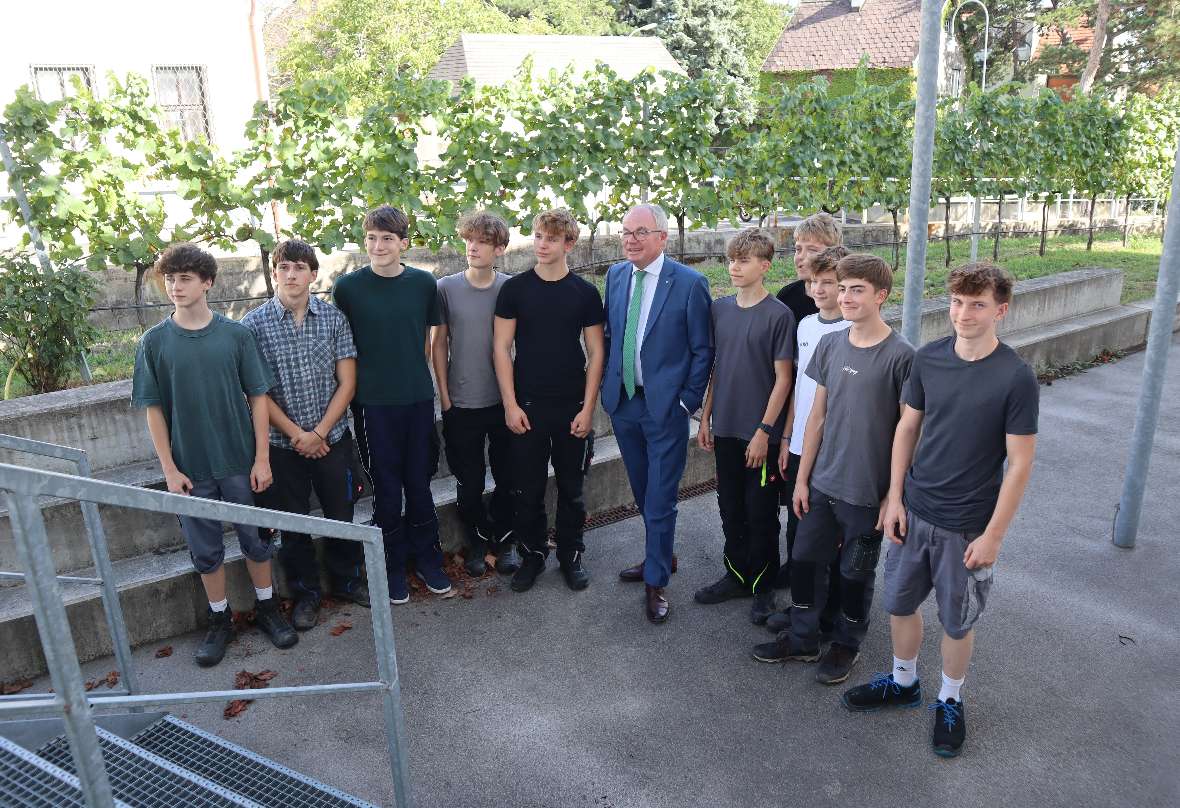 Schüler beim Praxisunterricht, Pernkopf