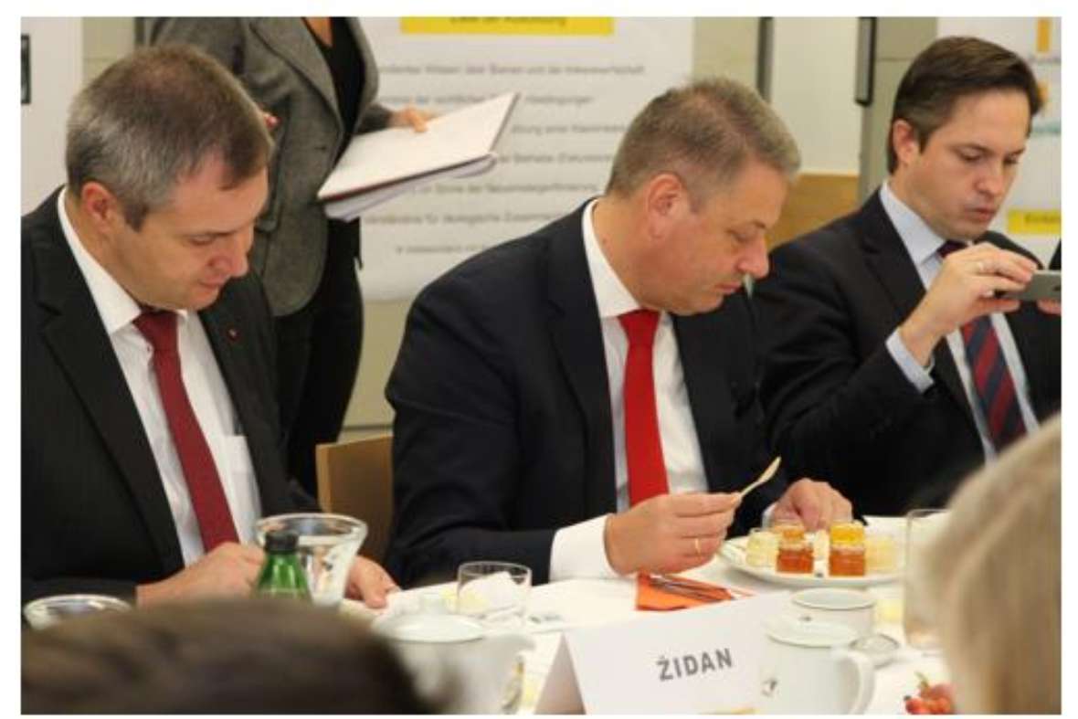 Minister  Mag.Zidan,  Bundesminister Rupprechter und NR Schmuckenschlager beim „Honigquiz“