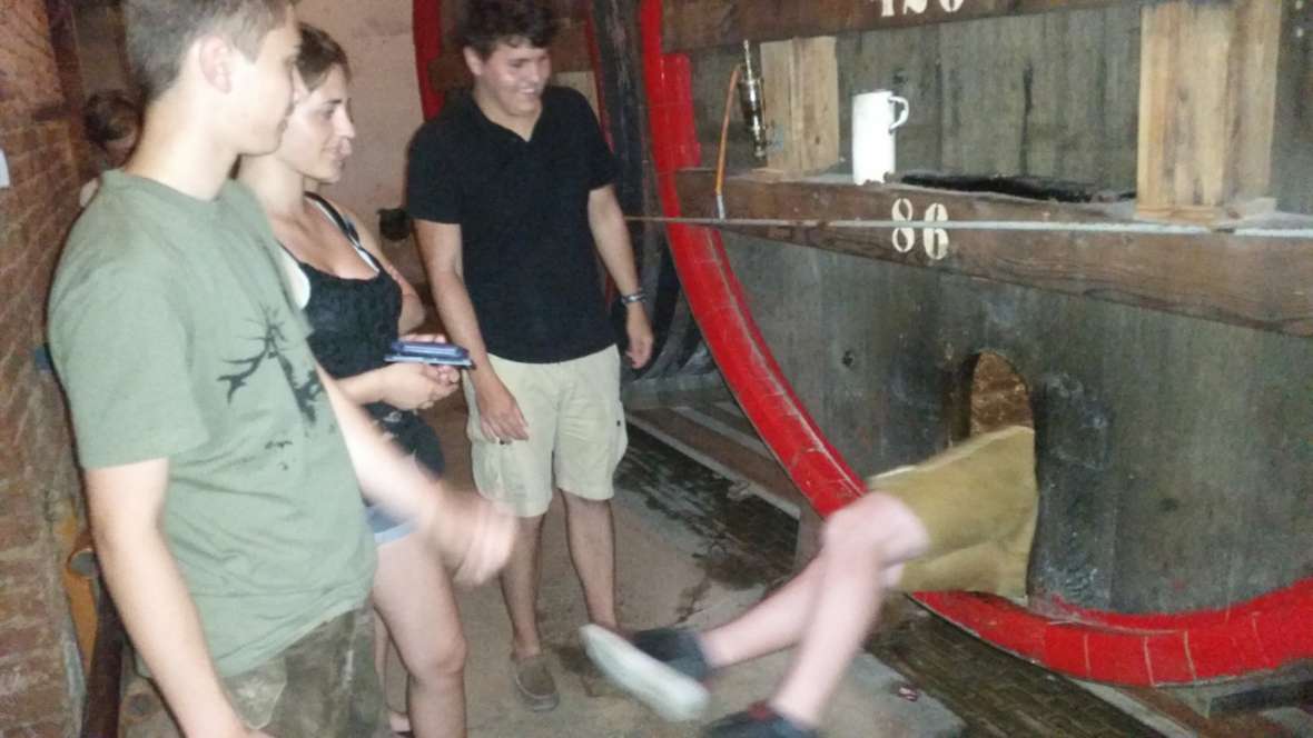Schüler klettern in ein riesiges Fass in der Ottakringer Brauerei