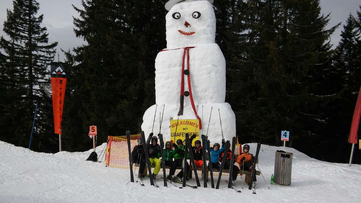 Schikursgruppe 4 vor lustischem Schneemann