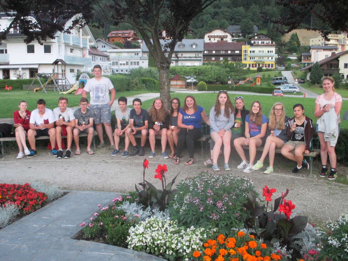 Schülerinnen und Schüler beim Eis essen in Alt Ossiach