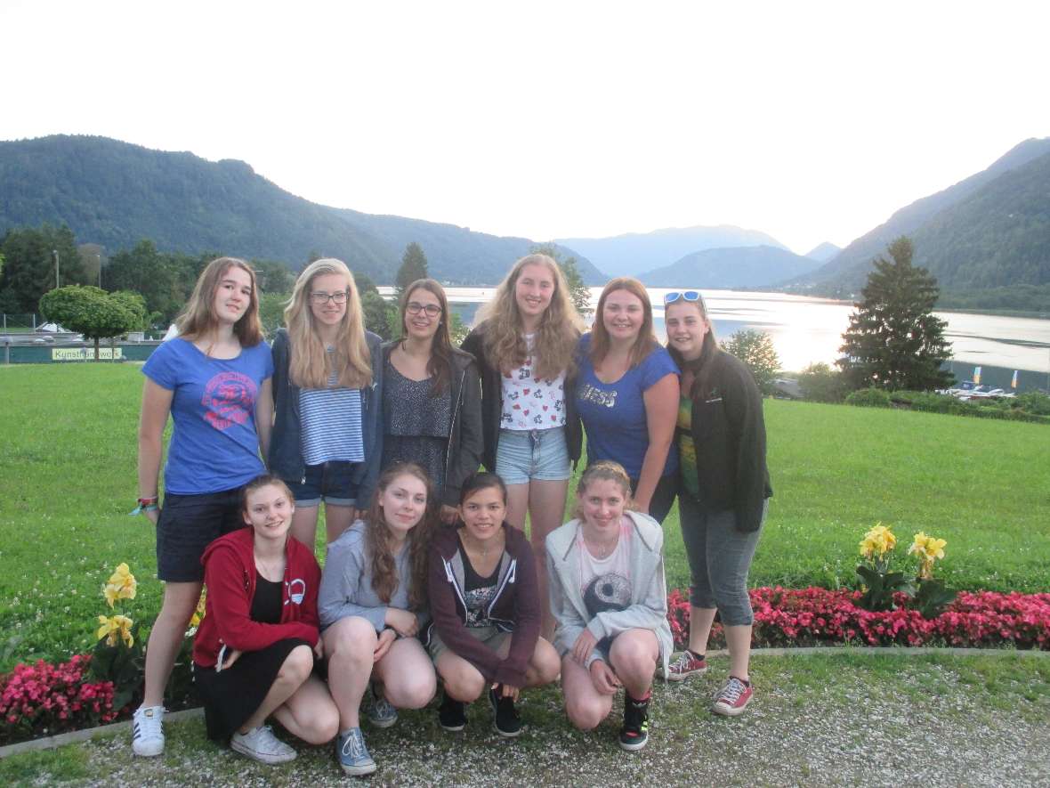 zehn Mädchen des 1. Jahrgangs vor dem Ossiacher See