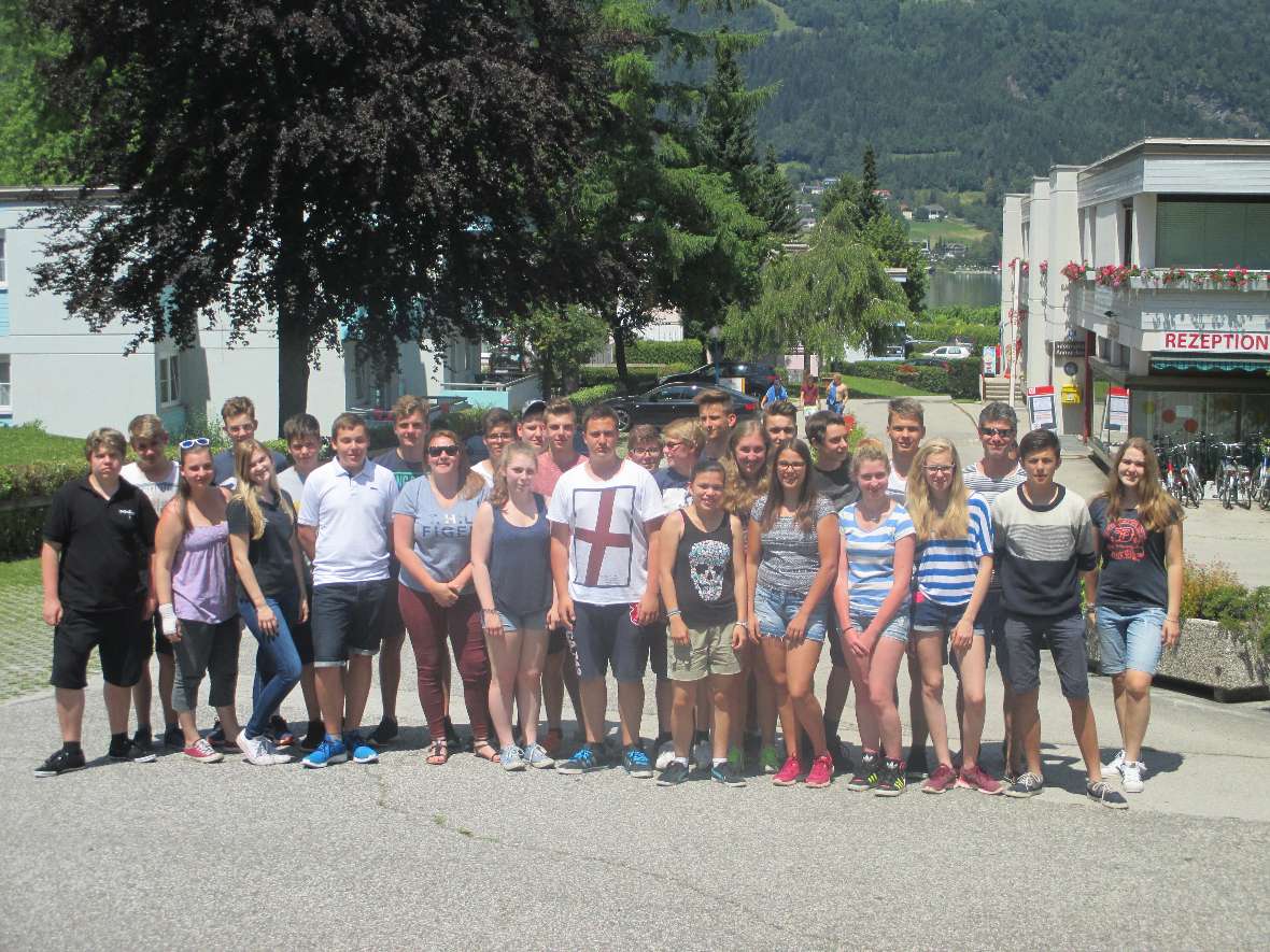 Klassenfoto des 1. Jahrgangs.  Im Hintergrund der Ossiacher See