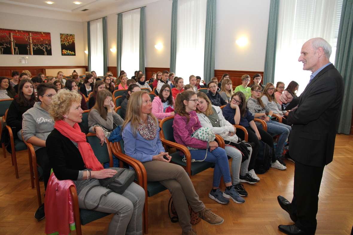 Direktor Eder begrüßt die Schülerinnen im Festsaal
