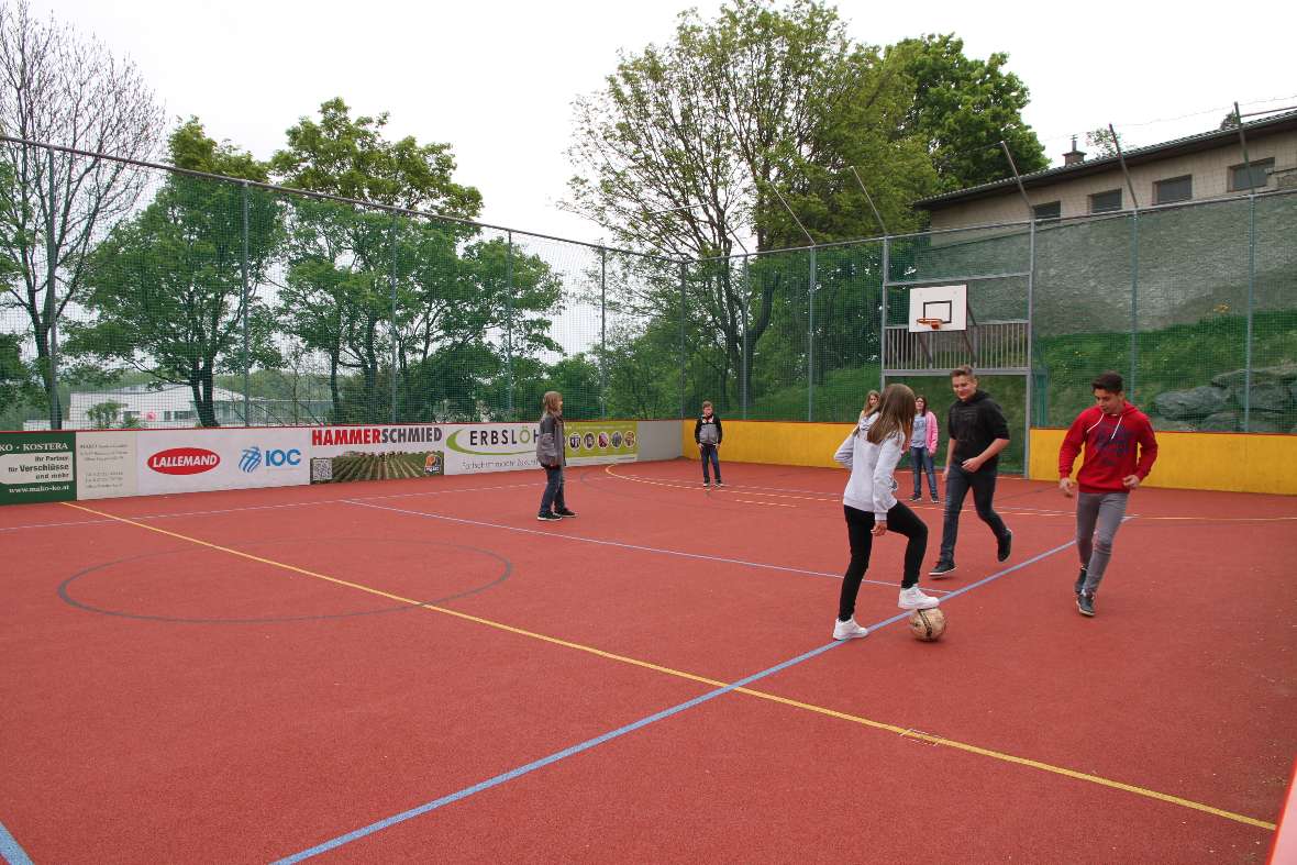 Mittagspause wird zum Fussballspielen genutzt