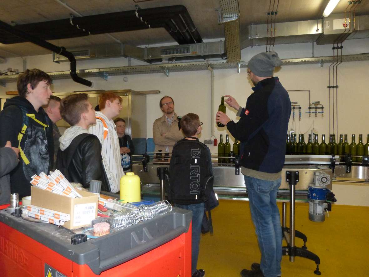 Schüler bekommen den Weg des Saftes in die Flasche erklärt