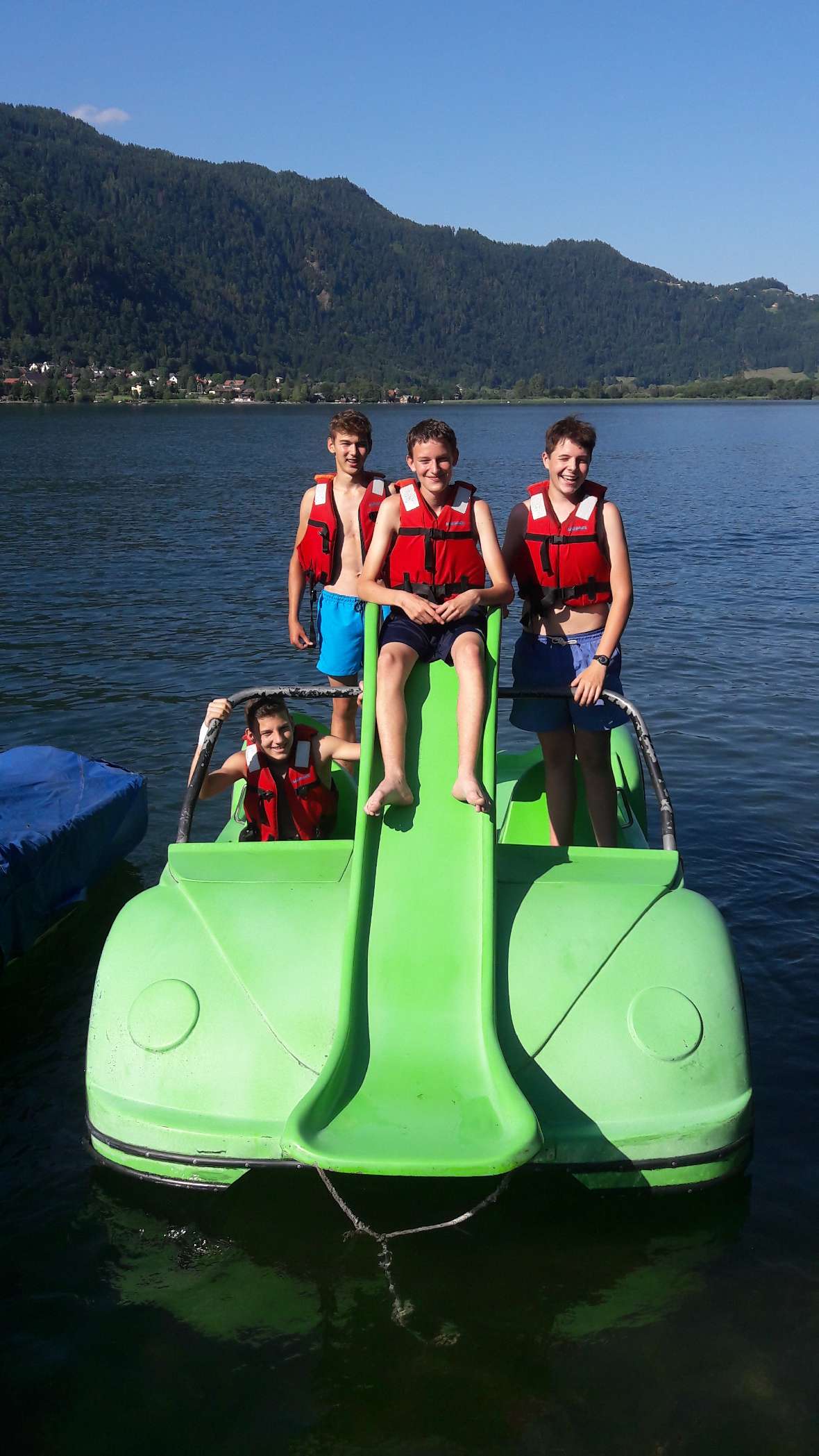 Schüler am tretboot am See