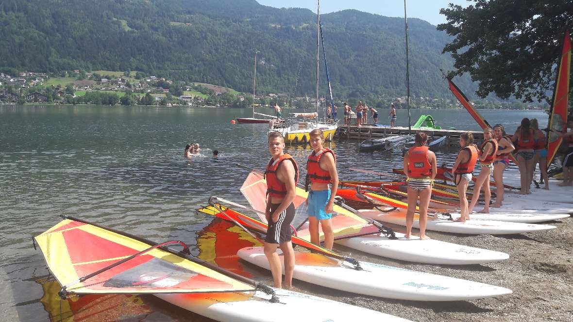 Schüler bei den ersten Surfversuchen