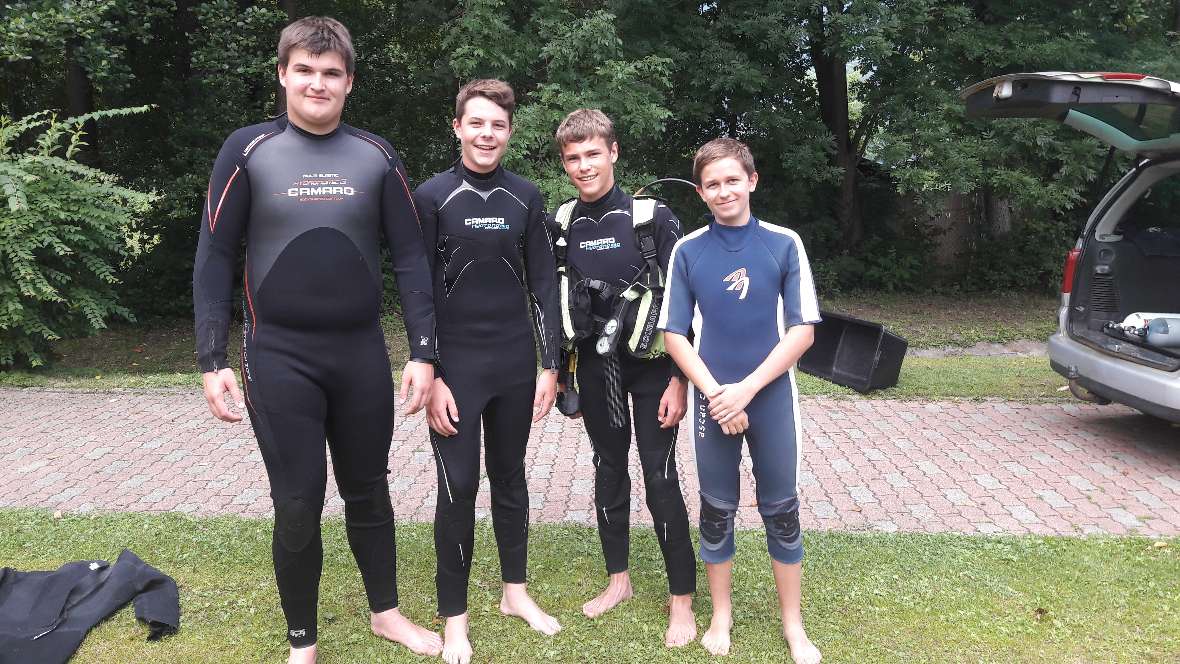 4 schüler probierten das Tauchen aus. Noch am festland mit Trockenübungen