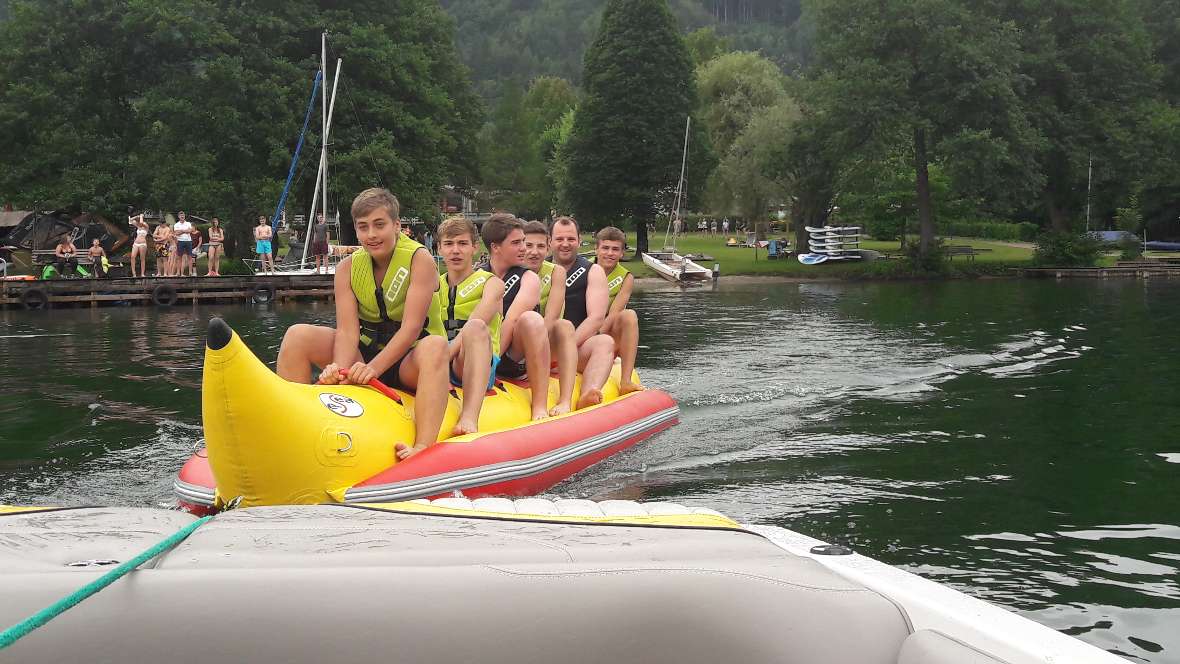 Schüler und Lehrer am Bananaboot auf dem See
