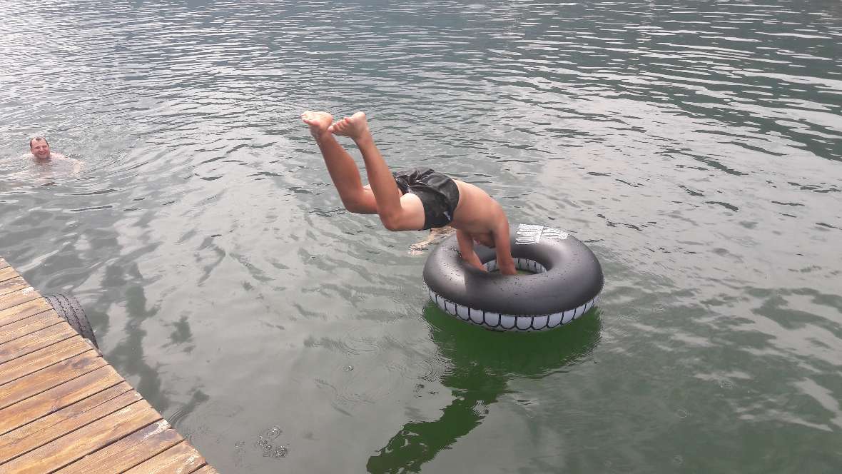 Schüler Springt mit einem Köpfler in den See
