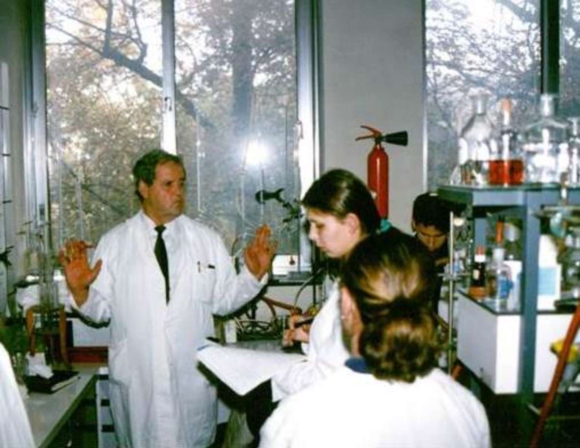 HR Dipl.-Ing. Dr. rer. nat. techn. Josef BARNA iim Chemielabor