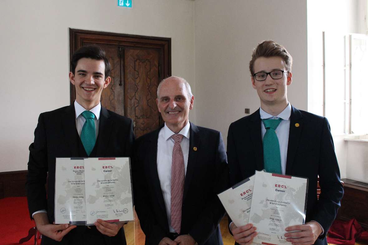 Niko Schlögl und Simon Scherzer mit ihren EBCL-Zertifikaten und Direktor Eder