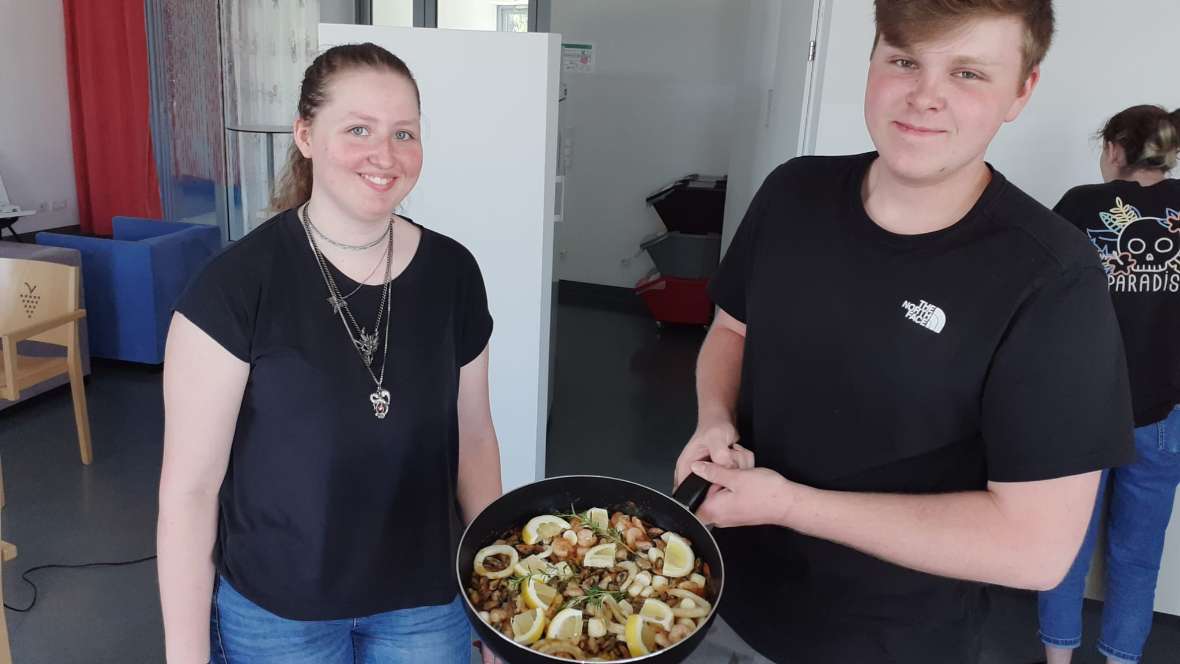 Schüler*innen mit Paella