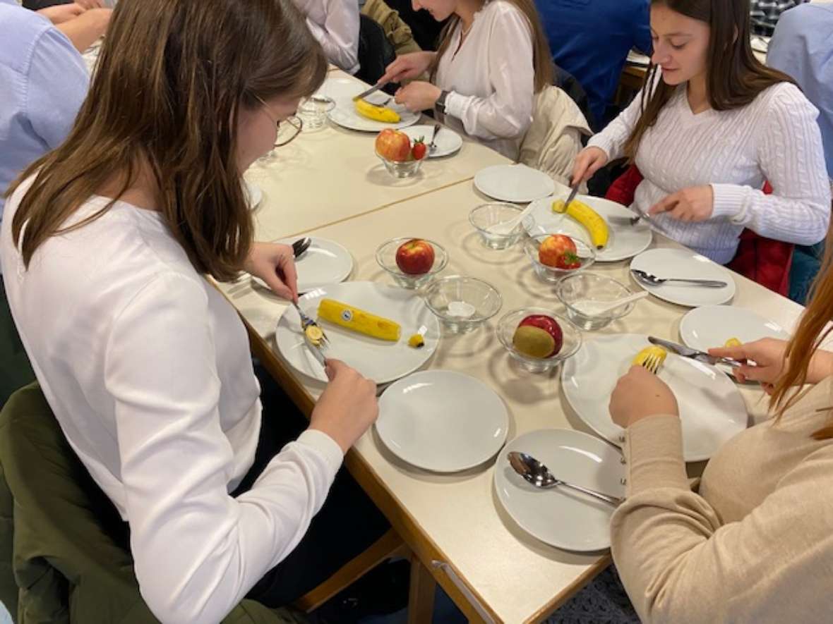 Schüler beim Zubereiten von Obstsalat