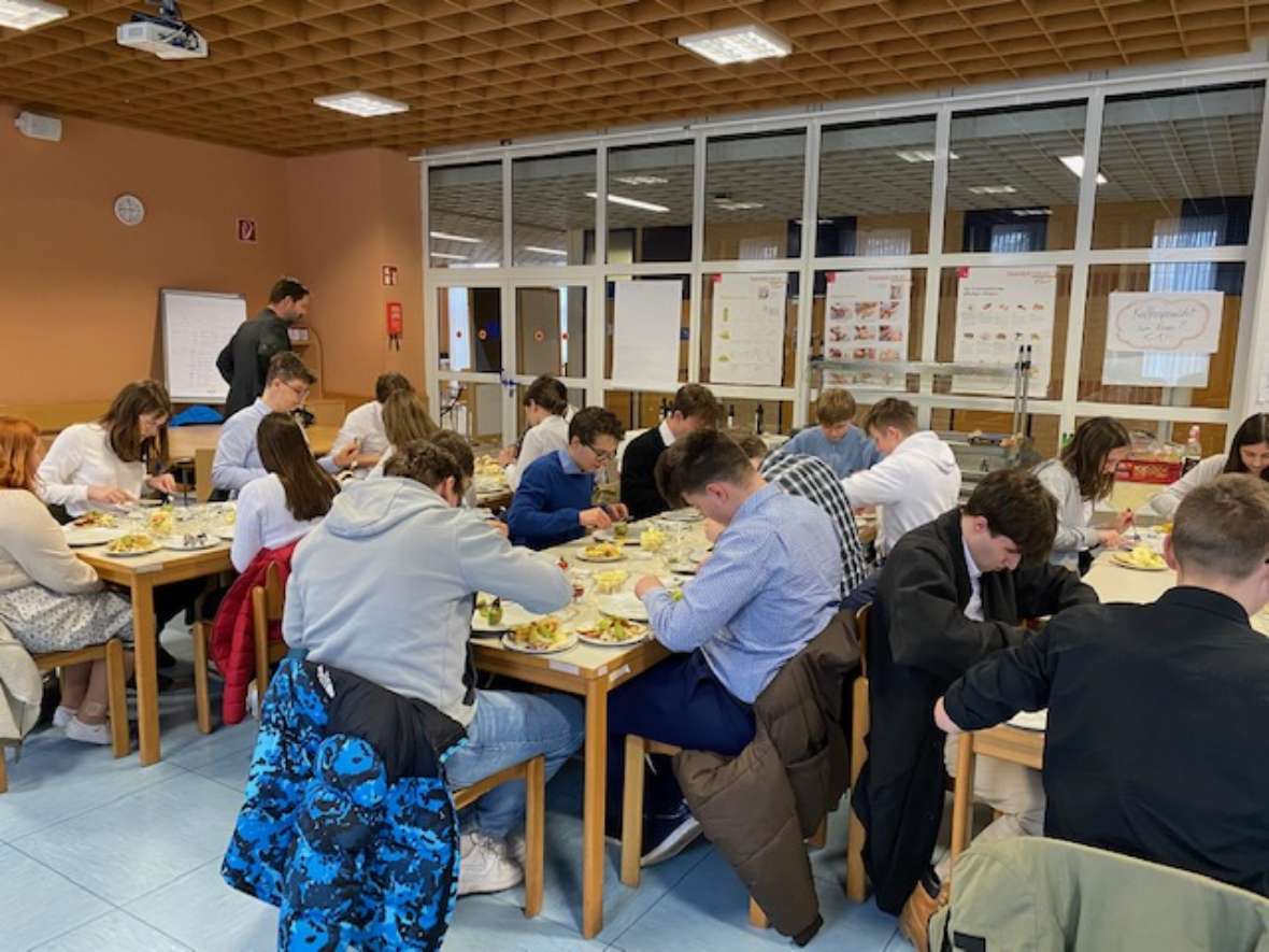 Schüler beim Zubereiten von Obstsalat