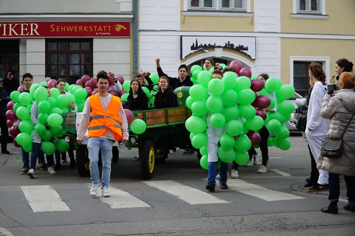 Einzug der Schüler am Rathausplatz