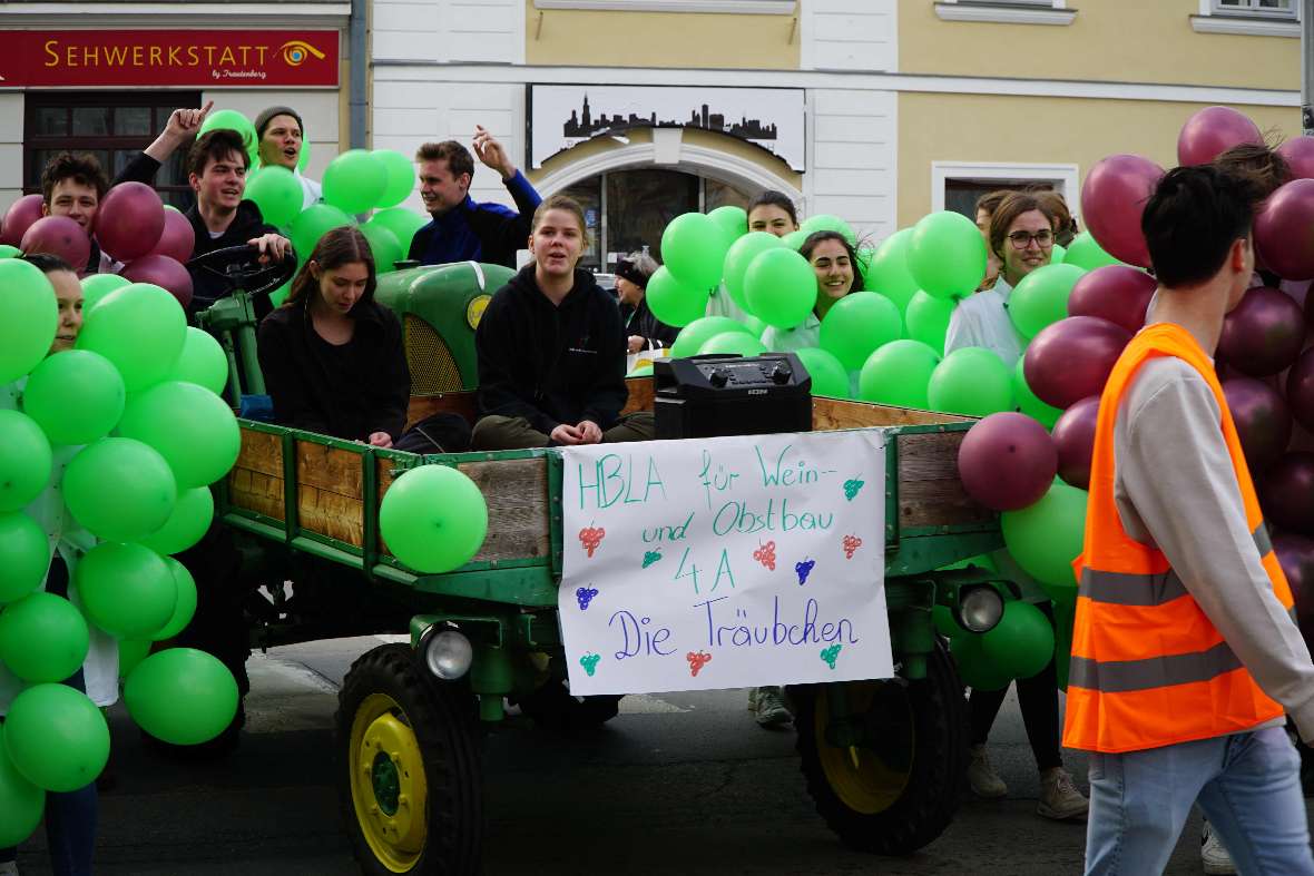 Traktor mit verkleideten Schülerinnen
