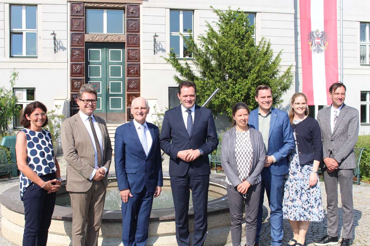 Vertreter der Schule, des Ministeriums sowie des Landes