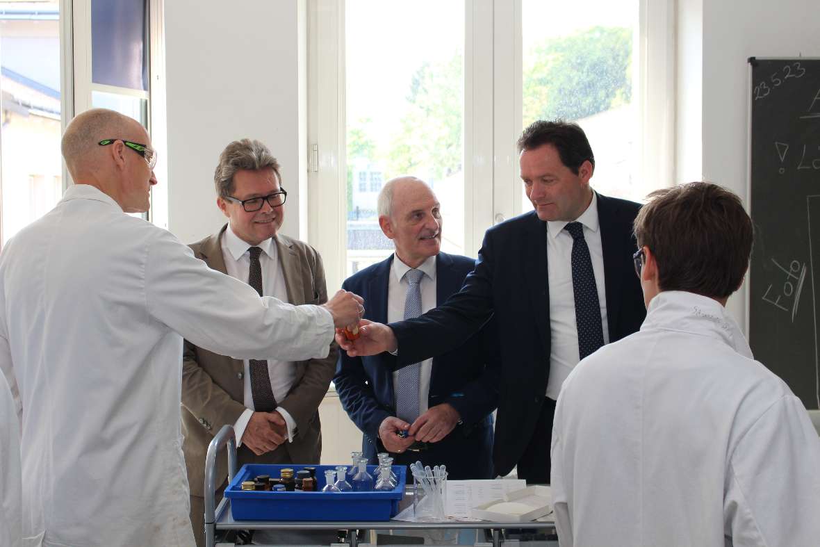 Bundesminister und Direktor im Chemie Labor