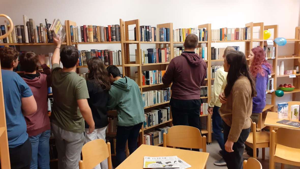 Schülerinnen und Schüler in der Bibliothek