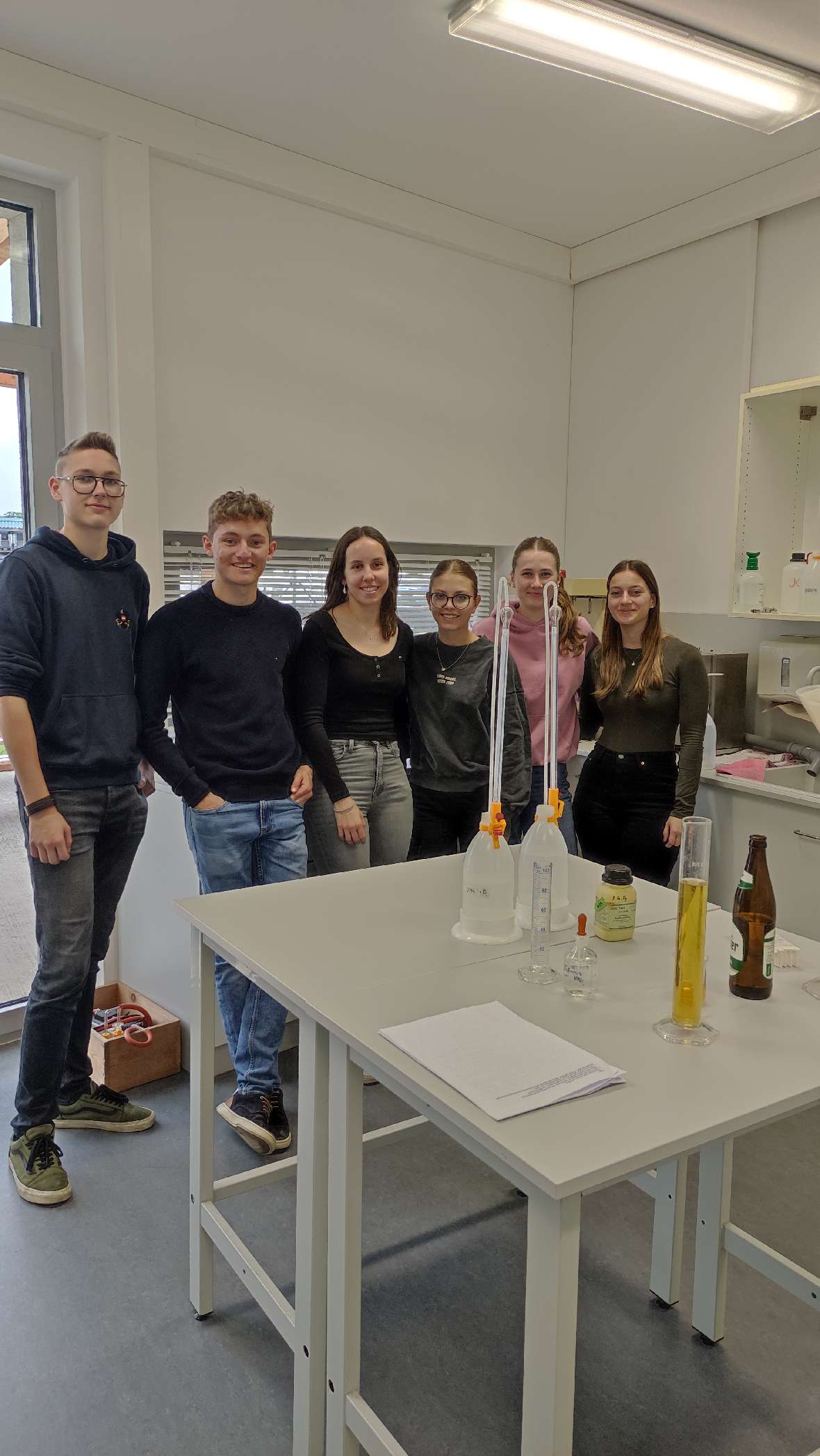 Schüler:innen bei den Bieranalysen