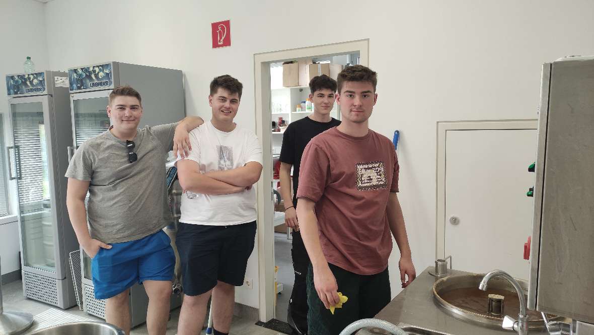 Schülergruppe beim Putzen