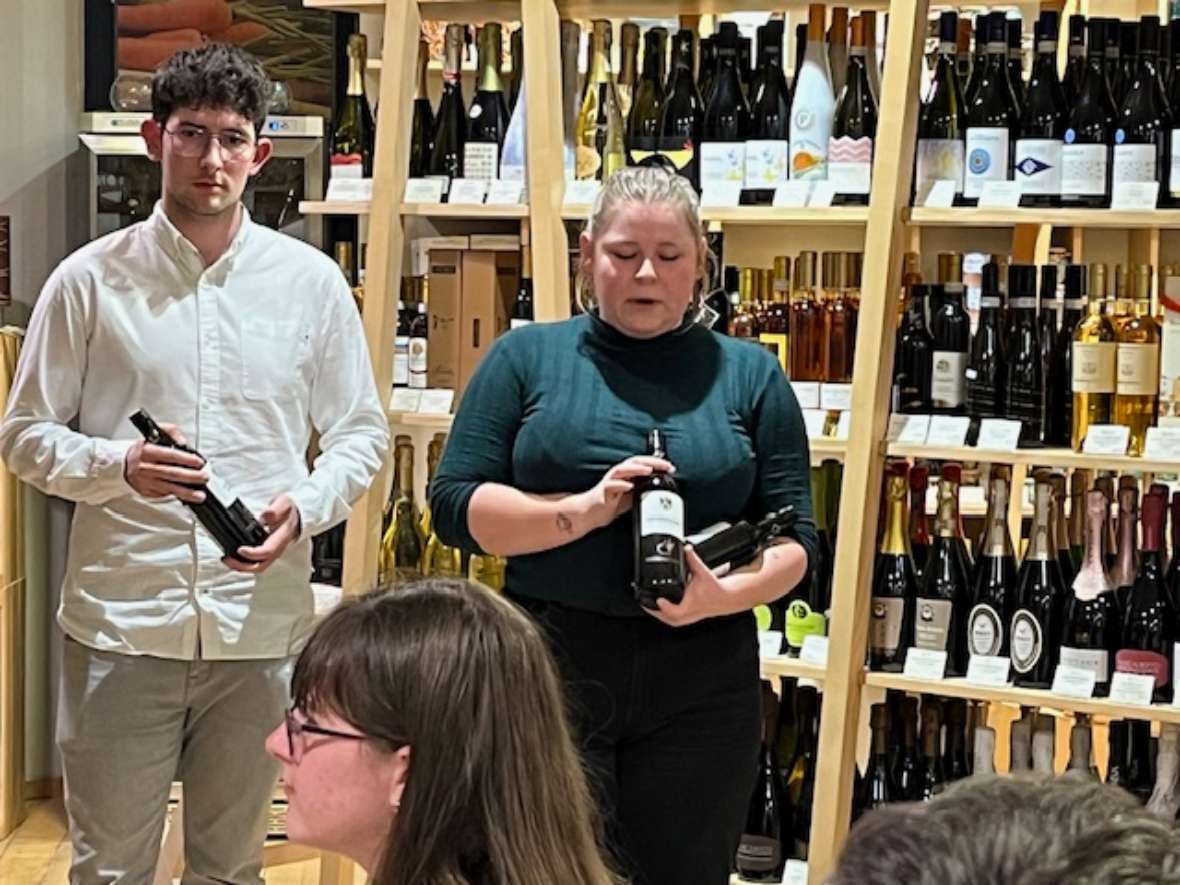 David Reinberger, Sandra Langbauer bei der Weinpräsentation