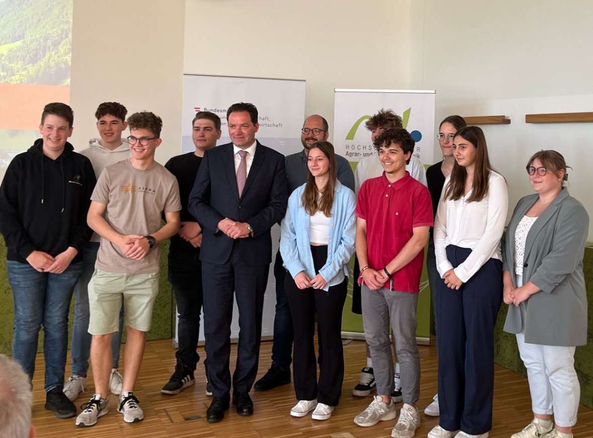 Schülergruppe mit BM Totschnig und Prof. Kögl