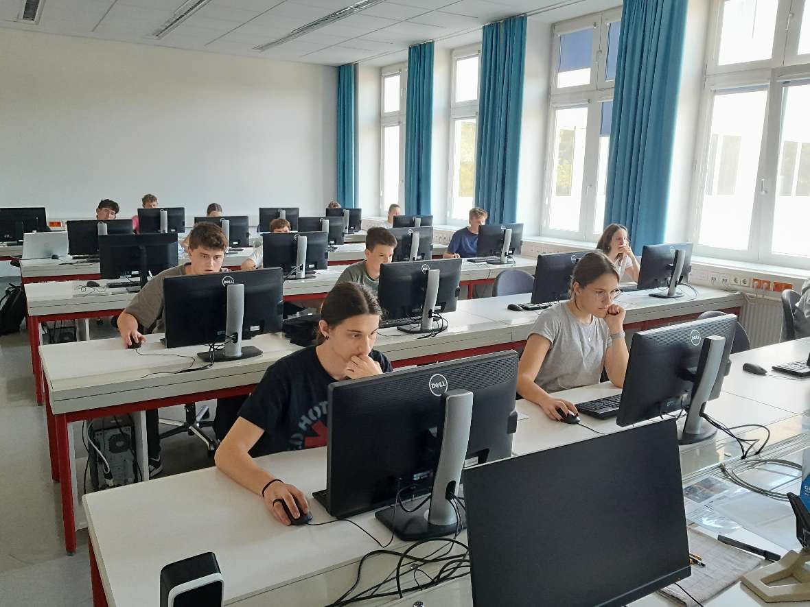 Schüler:innen bei der theoretischen Prüfung