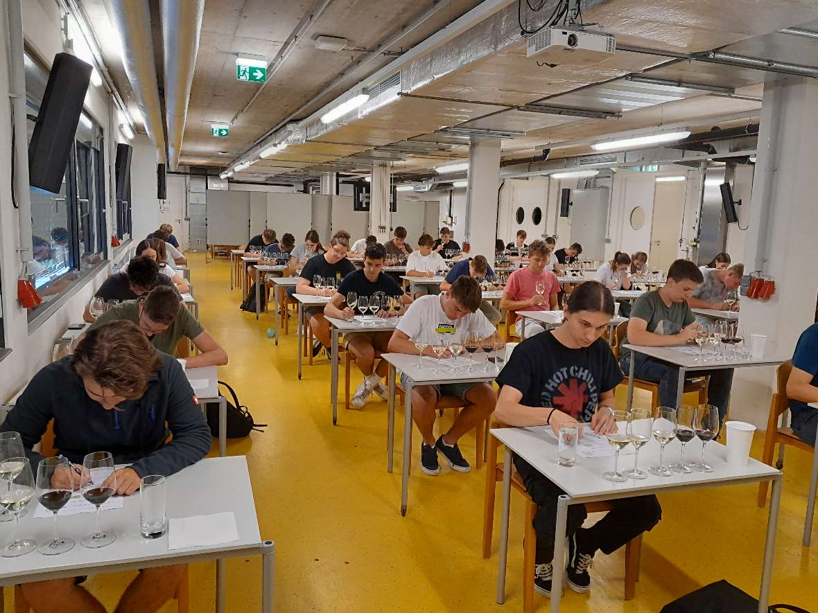 Schüler:innen bei der sensorischen Prüfung